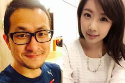 九把刀和老婆周亭羽晒照 一家三口超幸福