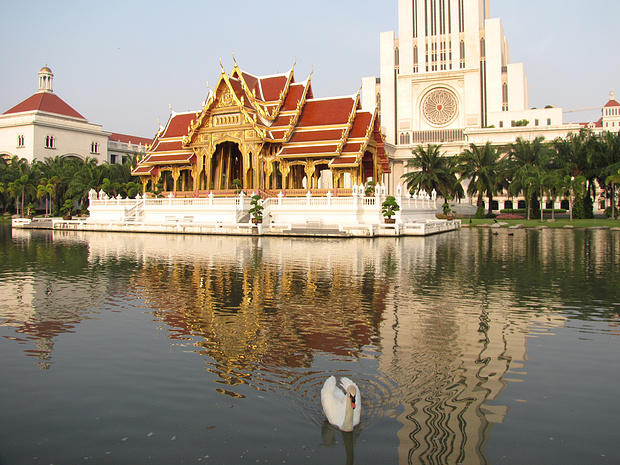 与中国大学相比，泰国有什么不同？ 
